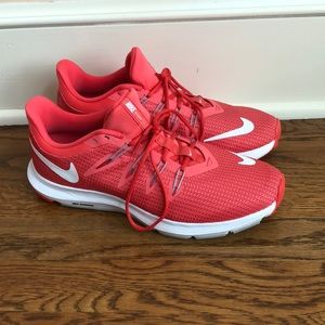 nike women’s tennis shoes